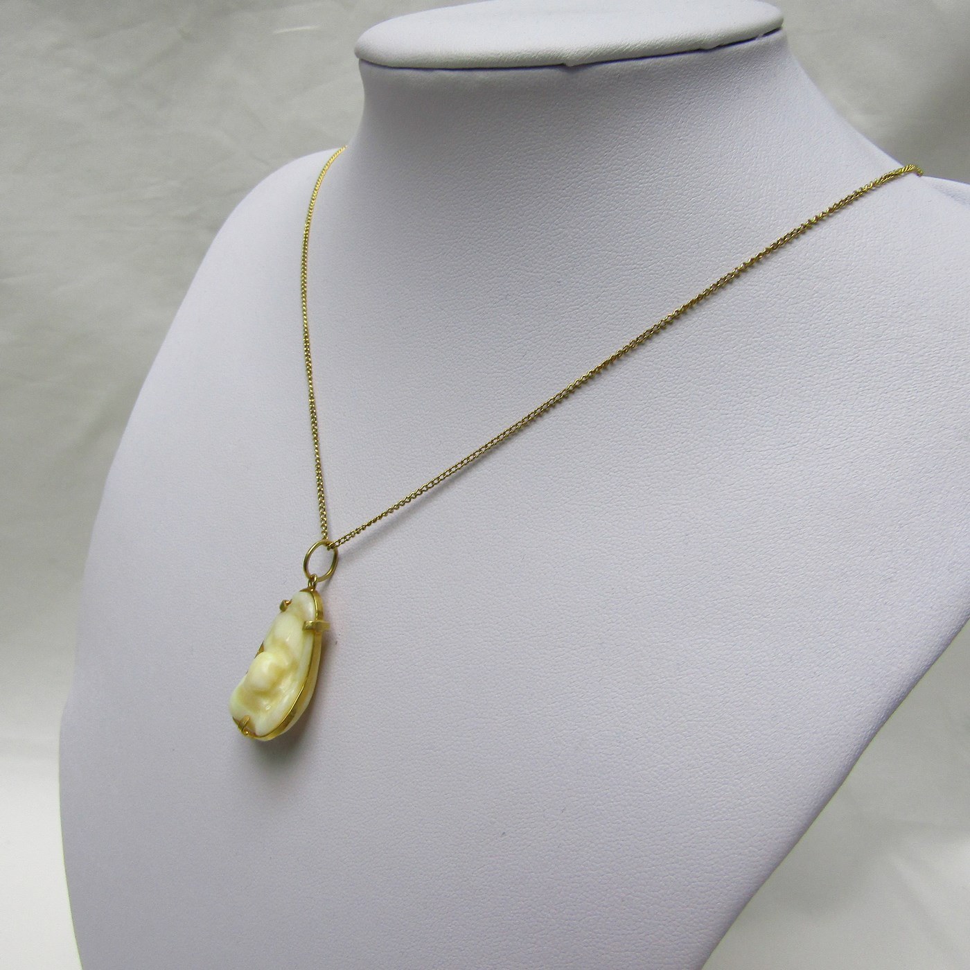 18k yellow gold chain with amulet (Otolith or Corvina bone pendant