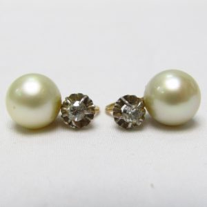 Pareja de Pendientes en Oro con Diamantes Naturales talla Brillante de 0,15 ct. cada uno y Perlas Naturales de 10mm.