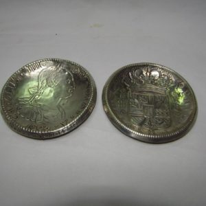 Pareja de platillos representando moneda española de 1805 en plata. España, siglo XX. 205 gr.