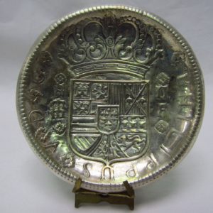 Pareja de platillos representando moneda española de 1805 en plata. España, siglo XX. 205 gr.