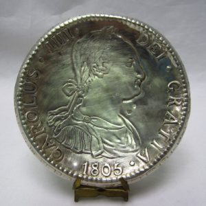 Pareja de platillos representando moneda española de 1805 en plata. España, siglo XX. 205 gr.