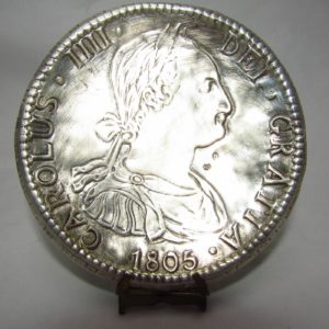 Pareja de platillos representando moneda española de 1805 en plata. España, siglo XX. 205 gr.