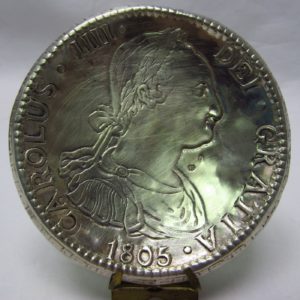 Pareja de platillos representando moneda española de 1805 en plata. España, siglo XX. 205 gr.