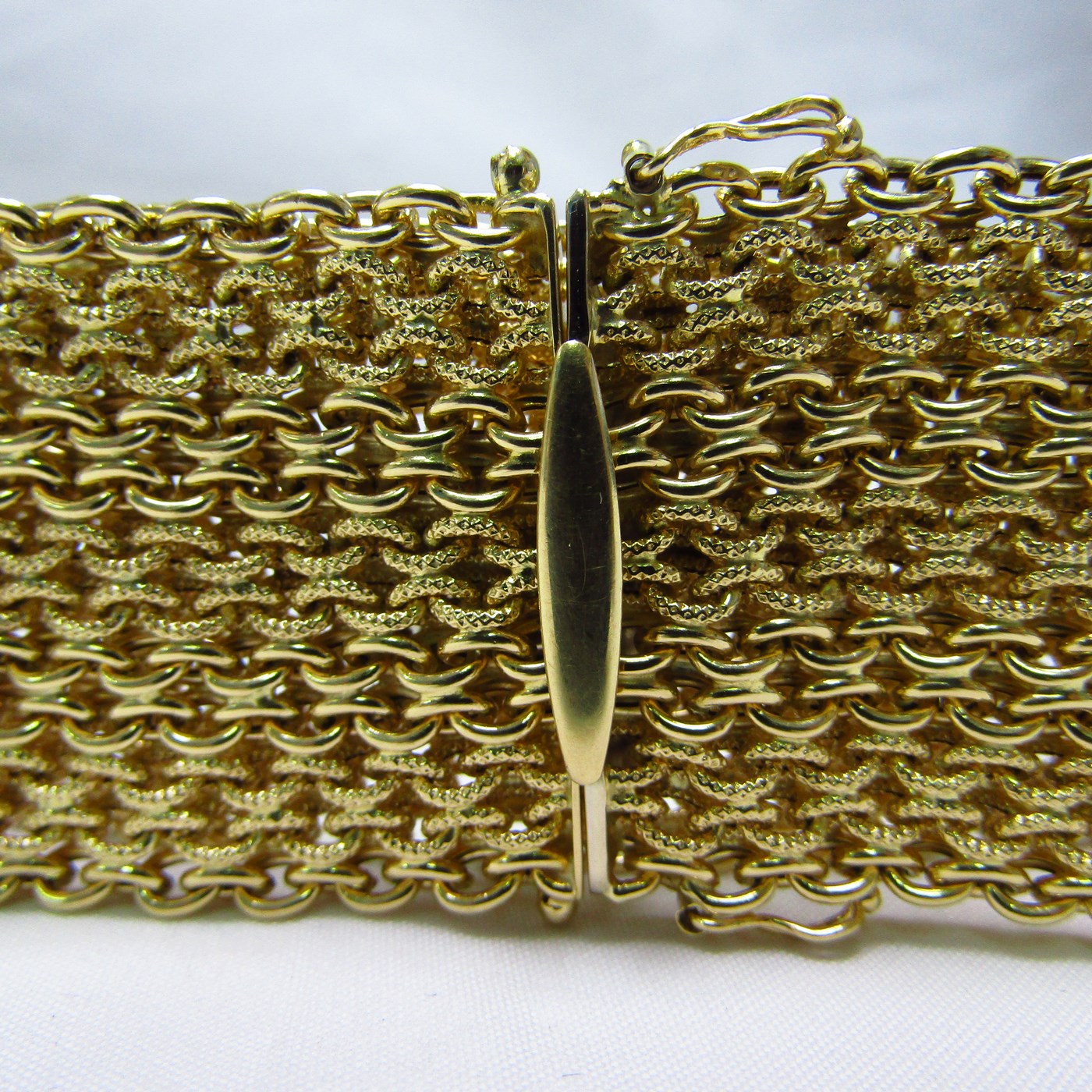 18k Yellow Gold Wide Bracelet. As a textile mesh. 43,10 gr. Figaro 