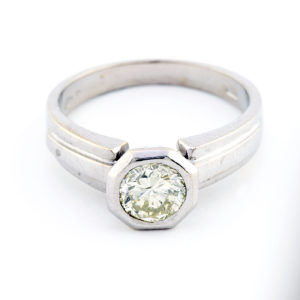 Sortija en Oro de 18k. Con Diamante Natural talla Brillante, de 0,71 ct. (O-R/SI1), 17 mm.