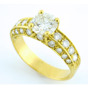 Sortija en Oro de 18k. con Diamante Talla Brillante de 1.26 ct. L-P1 (Certificado IGE) y 26 Brillantes de 0,9 ct. aprox.